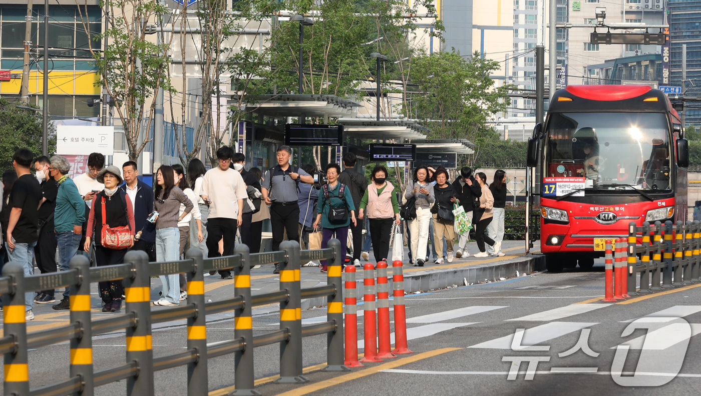 (부산=뉴스1) 윤일지 기자 = 부산 시내버스 노조가 총파업에 돌입한 28일 오전 부산 부산진구 롯데백화점 부산본점 앞 시내버스 정류장에서 시민들이 시내버스 총파업에 따른 비상 노 …