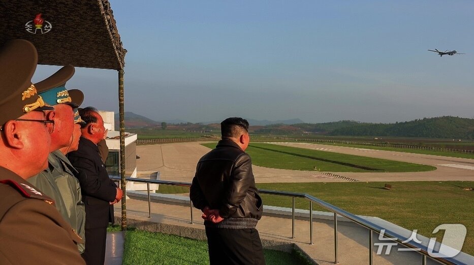 본문 이미지 - 같은날 조선중앙TV는 노동신문에 보도된 사진을 확대해 드론 1대만 화면에 나오도록 보도했다 &#40;조선중앙TV 갈무리&#41;