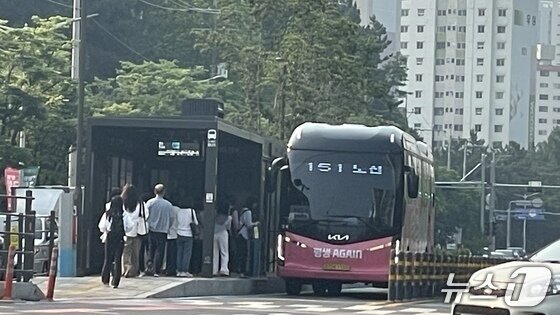 본문 이미지 - 경남 창원 시내버스 노조가 파업에 들어간 28일 오전 7시30분쯤 창원시 성산구 성산구 대동백화점 앞 버스정류소에서 시민들이 창원시에서 마련한 임시버스에 올라타고 있다.2025.5.28/뉴스1 강정태 기자