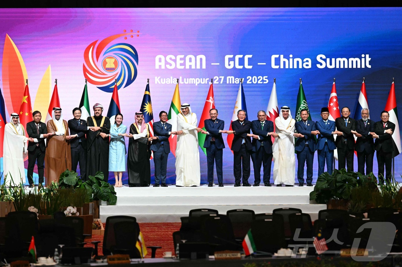 (쿠알라룸푸르 AFP=뉴스1) 우동명 기자 = 27일 (현지시간) 말레이시아 쿠알라룸푸르에서 열린 아세안·걸프협력회의(GCC)·중국 정상회의를 마친 뒤 정상들이 포즈를 취하고 있다 …