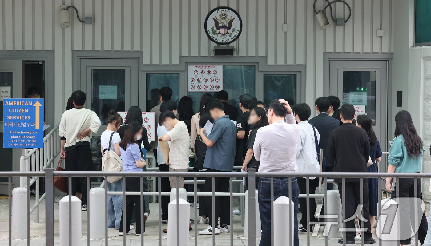 본문 이미지 - 28일 서울 종로구 주한미국대사관 앞에 시민들이 미국 비자심사를 받기 위해 줄지어 서 있다.  2025.5.28/뉴스1 ⓒ News1 임세영 기자