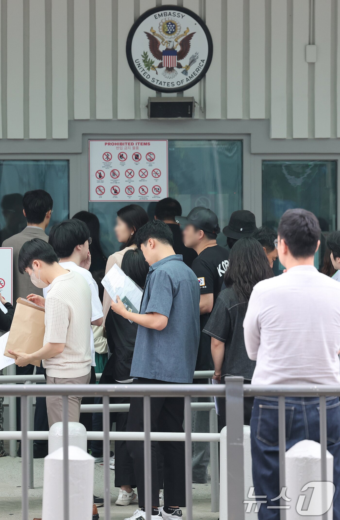 본문 이미지 - 28일 서울 종로구 주한미국대사관 앞에 시민들이 미국 비자심사를 받기 위해 줄지어 서 있다. 2025.5.28/뉴스1 ⓒ News1 임세영 기자