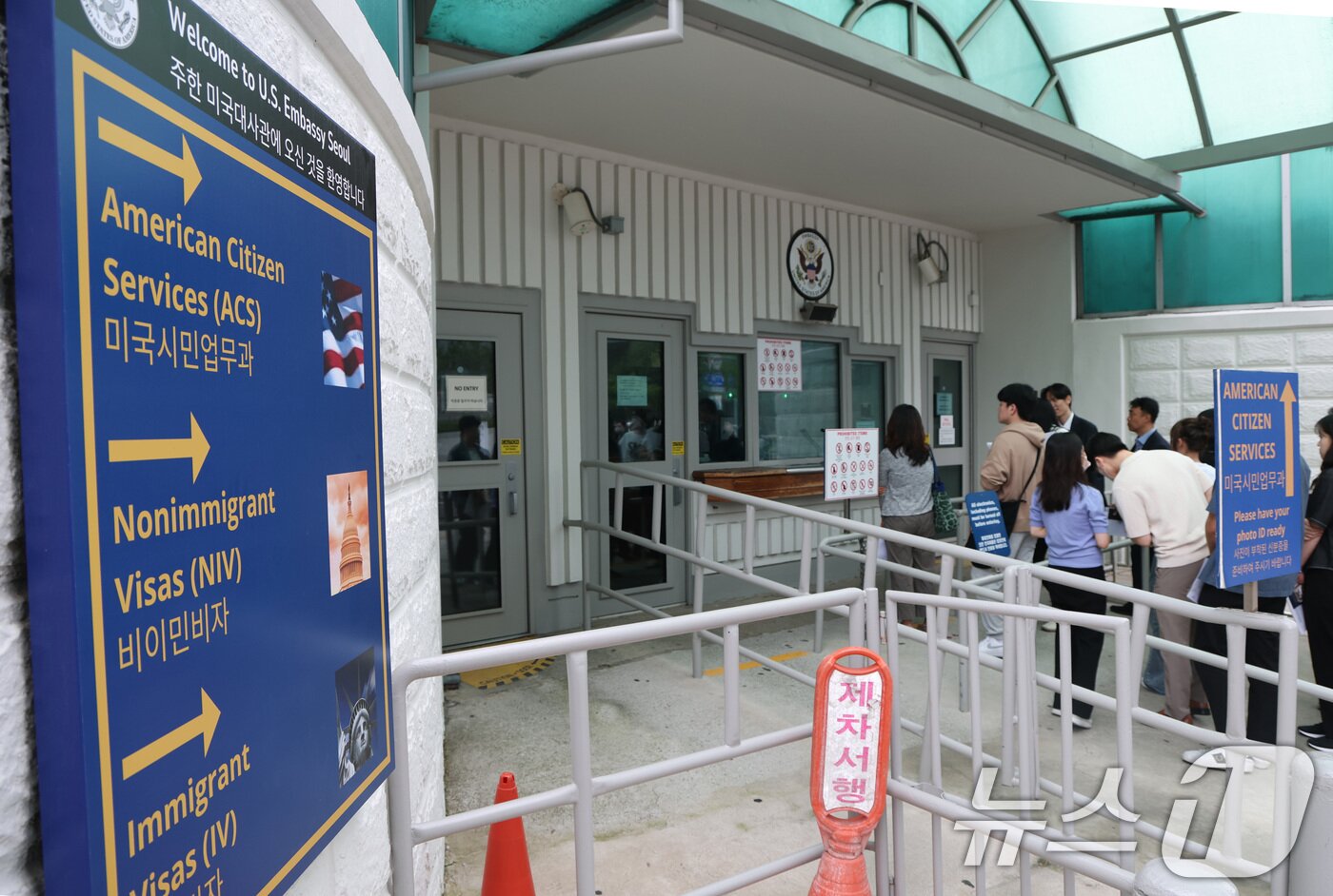 본문 이미지 - 28일 서울 종로구 주한미국대사관 앞에 시민들이 미국 비자심사를 받기 위해 줄지어 서 있다.  2025.5.28/뉴스1 ⓒ News1 임세영 기자