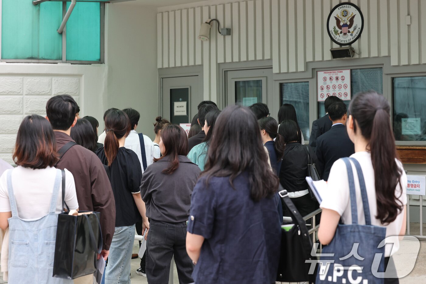 본문 이미지 - 28일 서울 종로구 주한미국대사관 앞에 시민들이 미국 비자심사를 받기 위해 줄지어 서 있다. 2025.5.28/뉴스1 ⓒ News1 임세영 기자