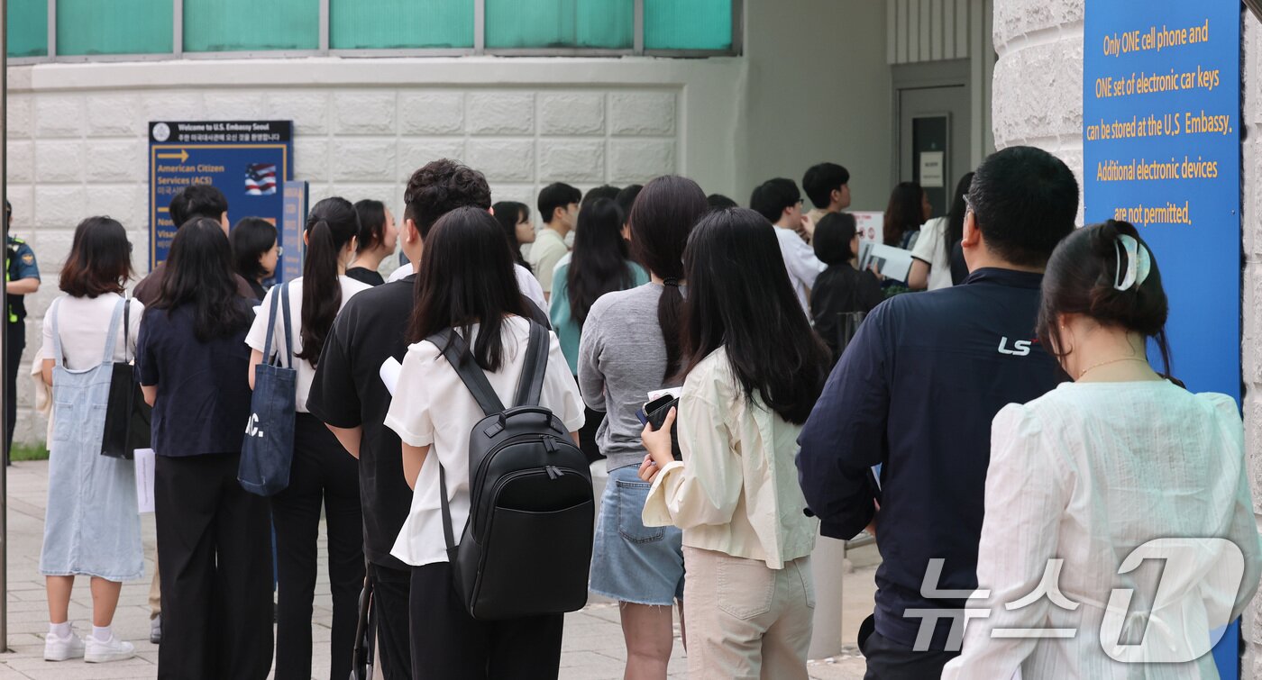 본문 이미지 - 28일 서울 종로구 주한미국대사관 앞에 시민들이 미국 비자심사를 받기 위해 줄지어 서 있다. 2025.5.28/뉴스1 ⓒ News1 임세영 기자