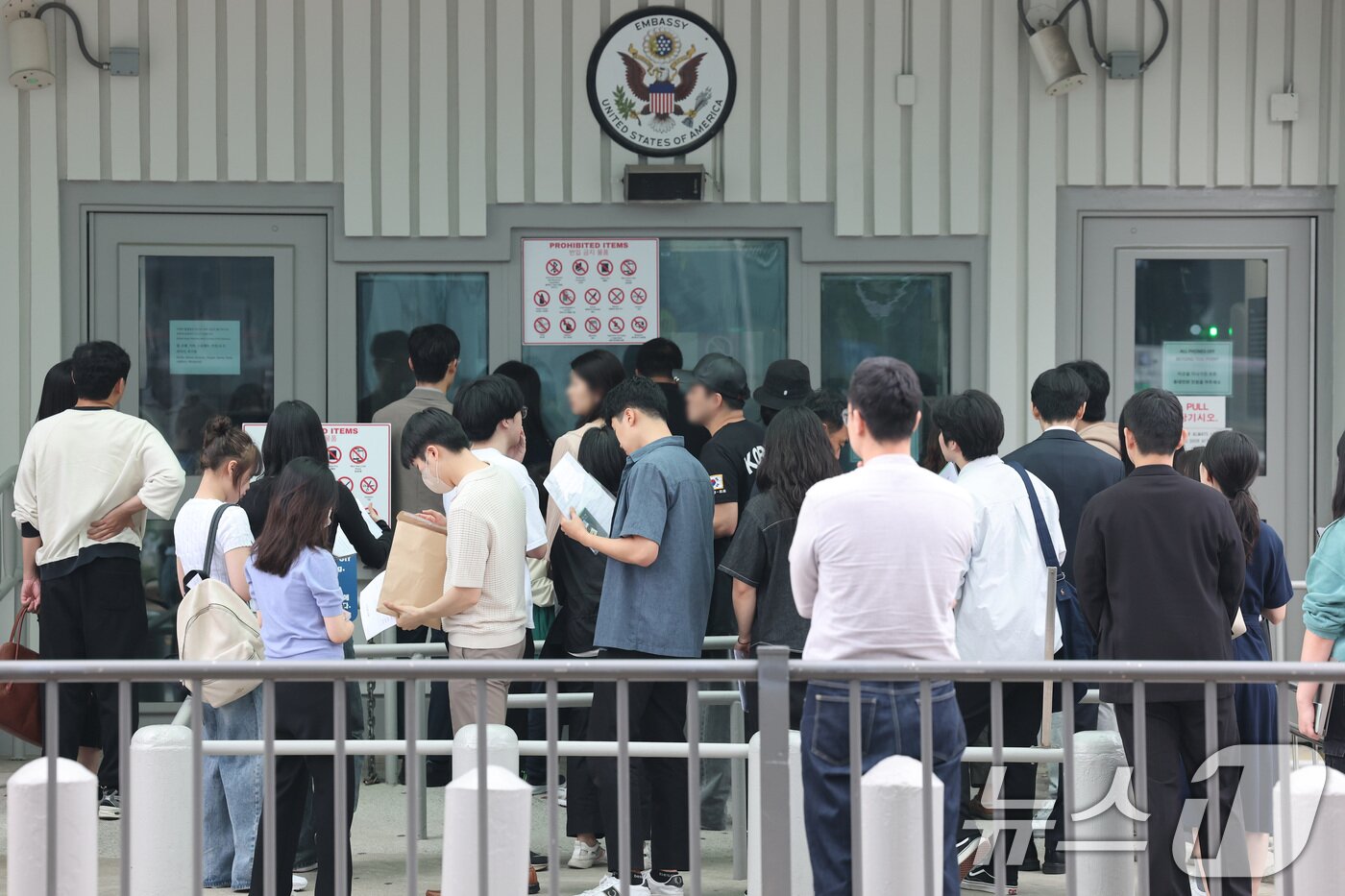 본문 이미지 - 28일 서울 종로구 주한미국대사관 앞에 시민들이 미국 비자심사를 받기 위해 줄지어 서 있다.  2025.5.28/뉴스1 ⓒ News1 임세영 기자