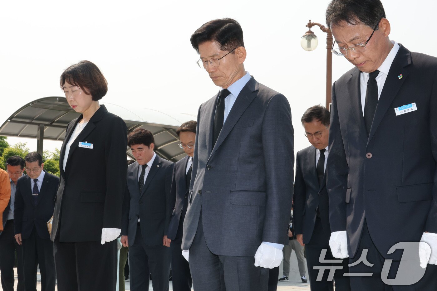 본문 이미지 - 김문수 국민의힘 대통령 후보가 28일 오전 경남 창원시 국립3.15민주묘지를 찾아 참배하고 있다. 2025.5.28/뉴스1 ⓒ News1 이광호 기자
