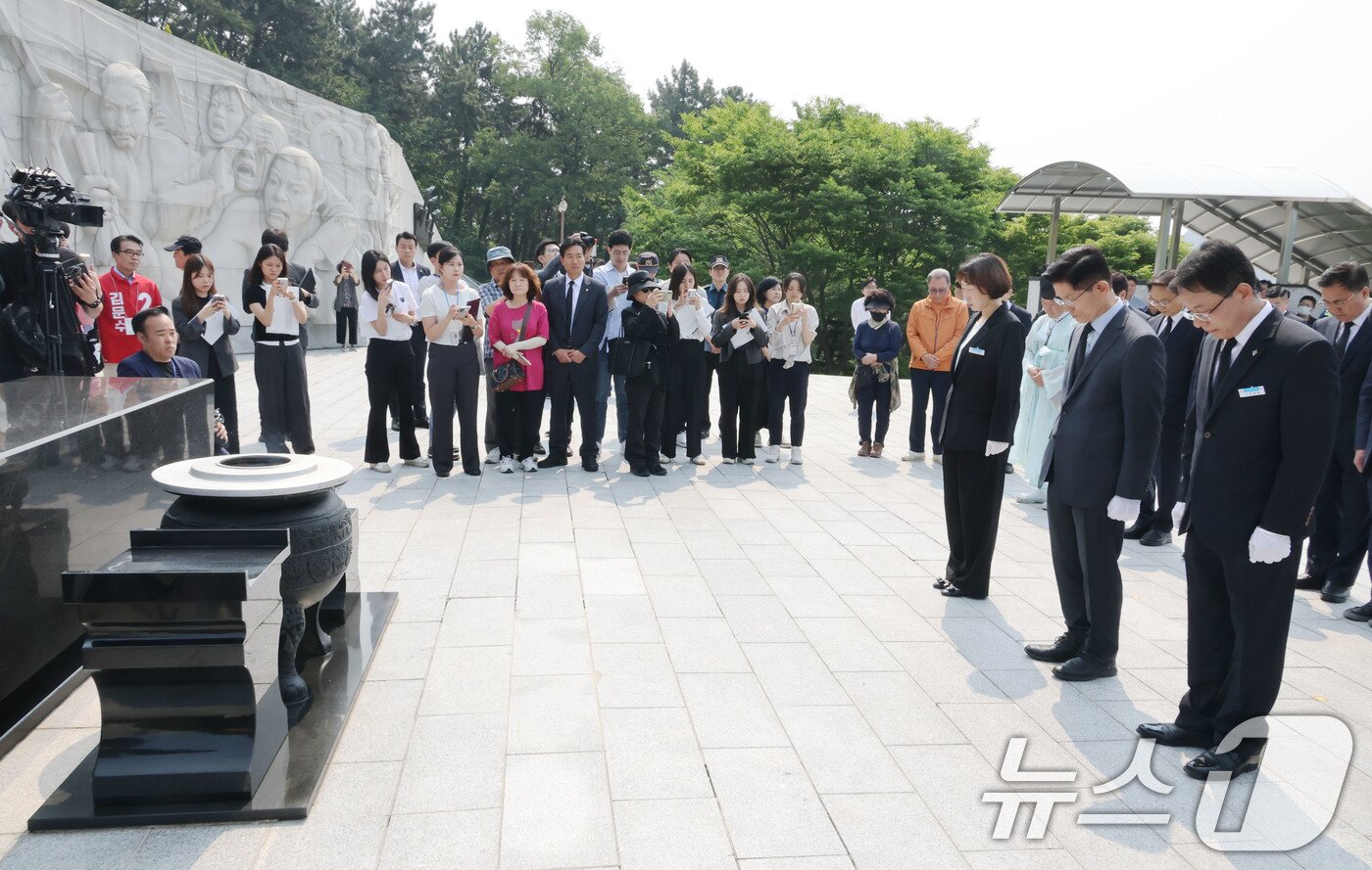 본문 이미지 - 김문수 국민의힘 대통령 후보가 28일 오전 경남 창원시 국립3.15민주묘지를 찾아 참배하고 있다. 2025.5.28/뉴스1 ⓒ News1 이광호 기자