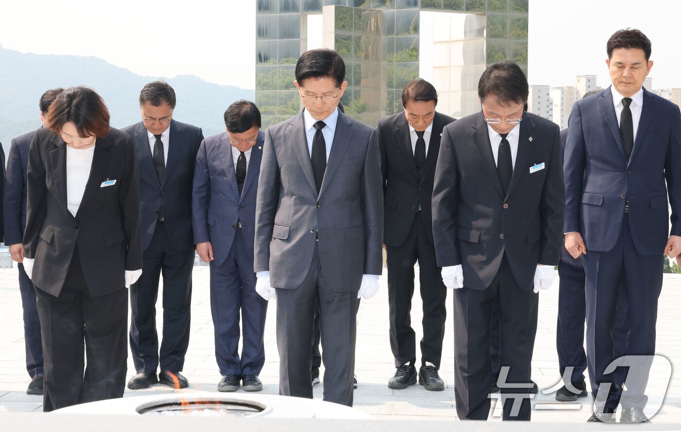 본문 이미지 - 김문수 국민의힘 대통령 후보가 28일 오전 경남 창원시 국립3.15민주묘지를 찾아 참배하고 있다. 2025.5.28/뉴스1 ⓒ News1 이광호 기자