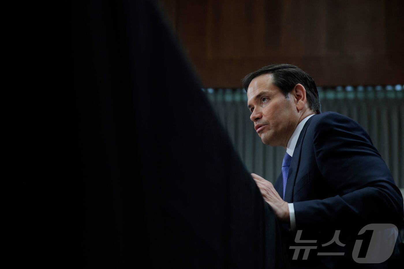 본문 이미지 - 마르코 루비오 미국 국무장관이 지난 21일 미국 워싱턴 DC 캐피톨 힐에서 열린 도널드 트럼프 미국 대통령의 국무부 예산 요청에 대한 하원 외교위원회 청문회에서 증언하고 있다. ⓒ AFP=뉴스1 ⓒ News1 신웅수 기자