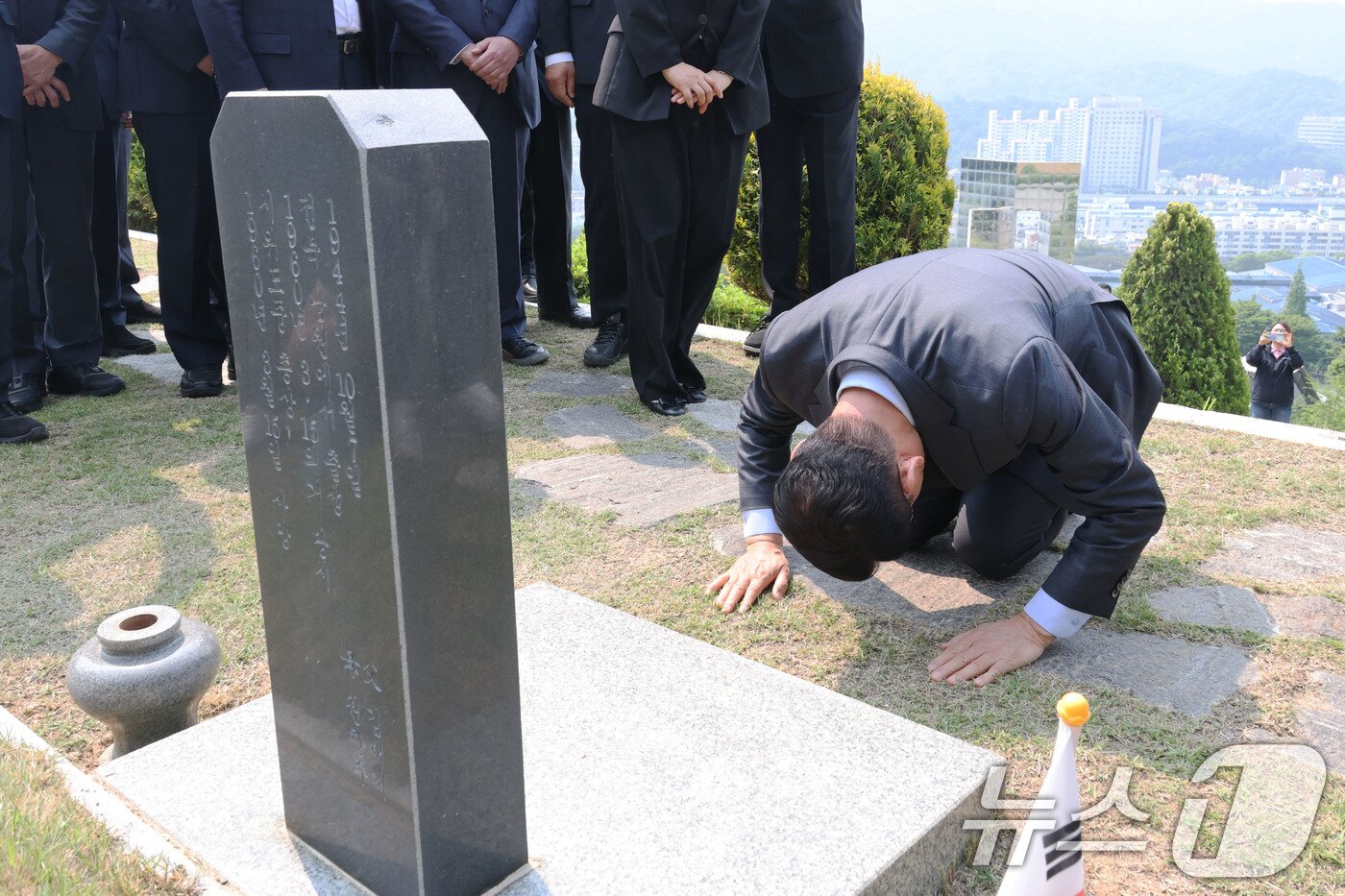 본문 이미지 - 김문수 국민의힘 대통령 후보가 28일 오전 경남 창원시 국립3.15민주묘지를 찾아 김주열 열사 묘역에 큰절하고 있다. 2025.5.28/뉴스1 ⓒ News1 이광호 기자