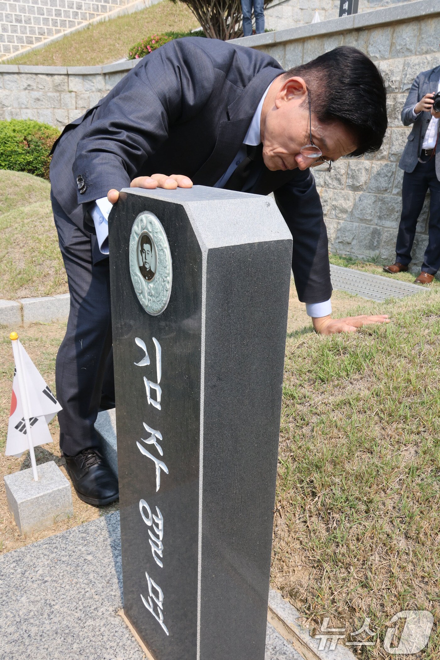 본문 이미지 - 김문수 국민의힘 대통령 후보가 28일 오전 경남 창원시 국립3.15민주묘지를 찾아 김주열 열사 묘역을 둘러보고 있다. 2025.5.28/뉴스1 ⓒ News1 이광호 기자