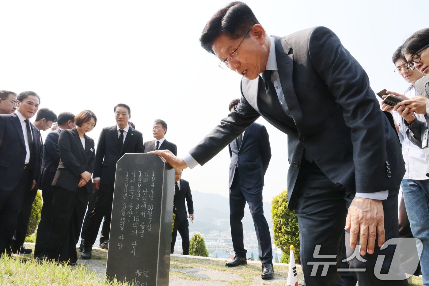 본문 이미지 - 김문수 국민의힘 대통령 후보가 28일 오전 경남 창원시 국립3.15민주묘지를 찾아 김주열 열사 묘역을 둘러보고 있다. 2025.5.28/뉴스1 ⓒ News1 이광호 기자