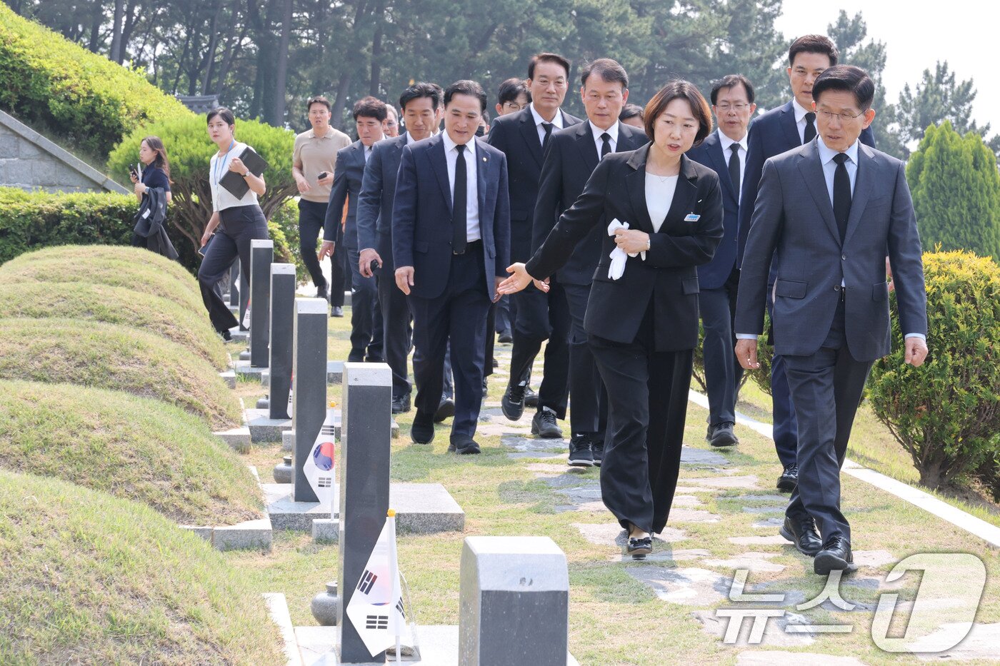 본문 이미지 - 김문수 국민의힘 대통령 후보가 28일 오전 경남 창원시 국립3.15민주묘지를 찾아 김주열 열사 묘역으로 이동하고 있다. 2025.5.28/뉴스1 ⓒ News1 이광호 기자