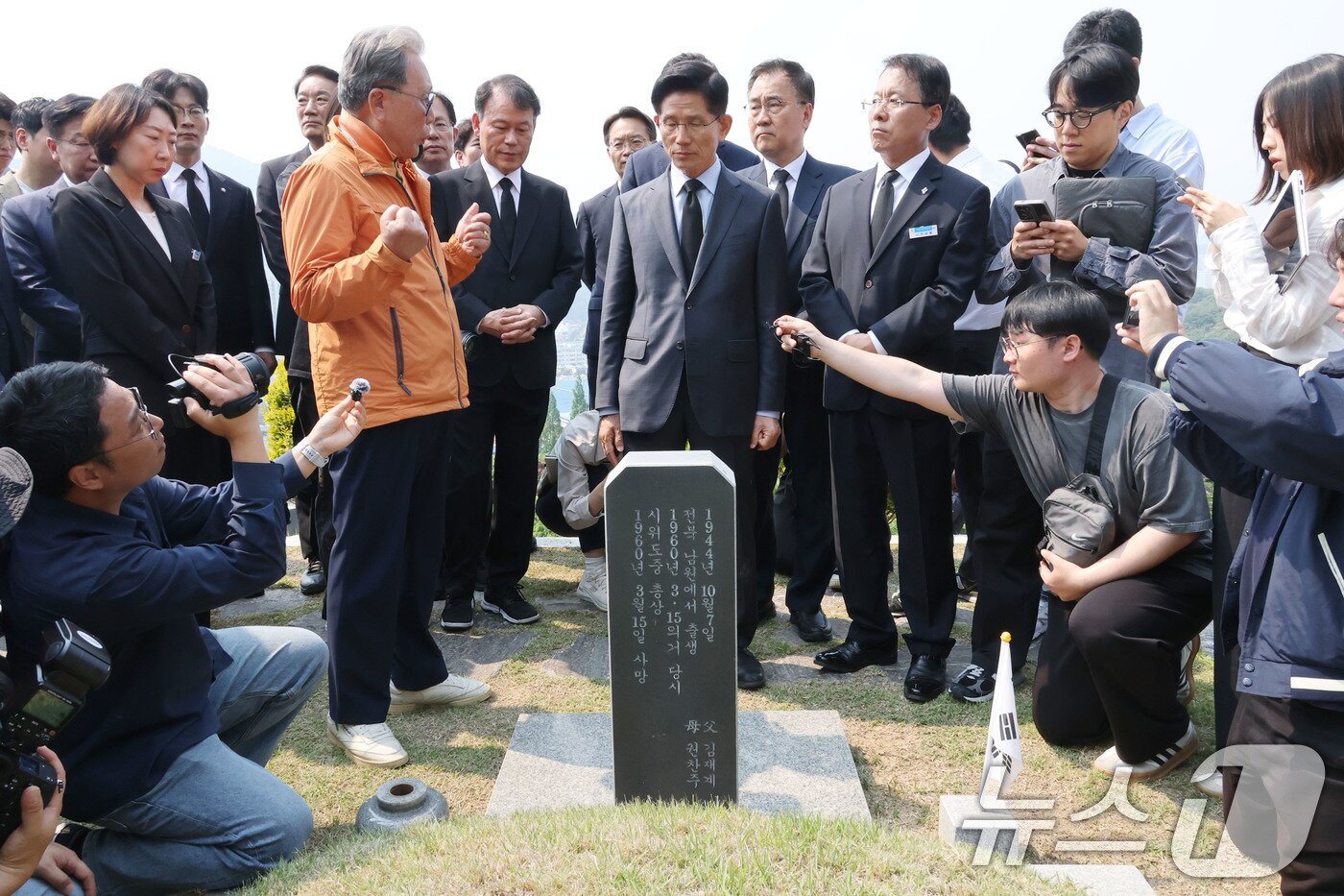 본문 이미지 - 김문수 국민의힘 대통령 후보가 28일 오전 경남 창원시 국립3.15민주묘지를 찾아 김주열 열사 묘역을 둘러보며 한 시민으로부터 3.15의거 당시 상황에 대한 이야기를 듣고 있다. 2025.5.28/뉴스1 ⓒ News1 이광호 기자