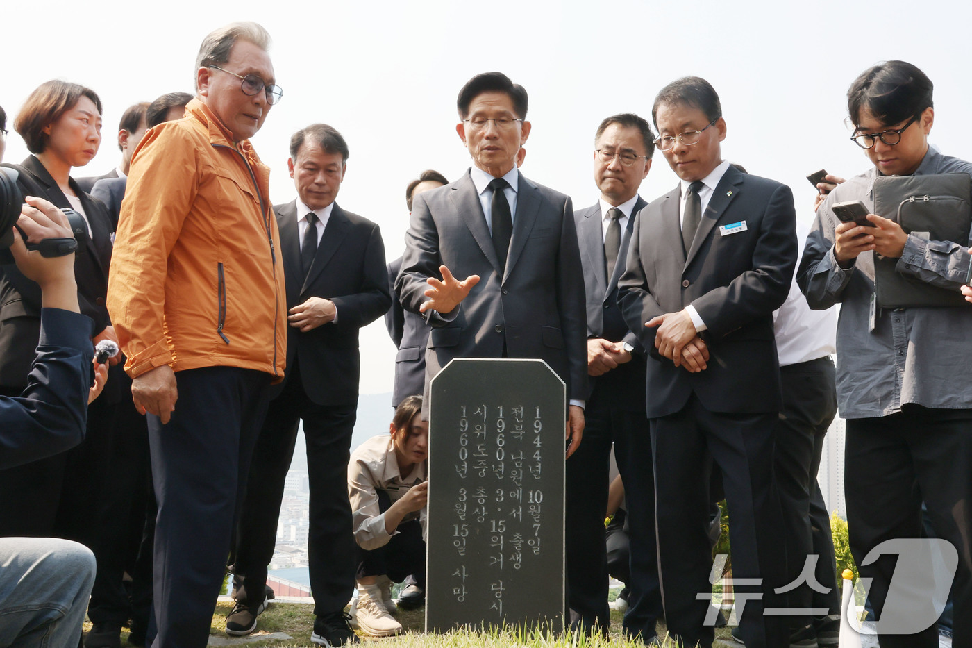 (창원=뉴스1) 이광호 기자 = 김문수 국민의힘 대통령 후보가 28일 오전 경남 창원시 국립3.15민주묘지를 찾아 김주열 열사 묘역을 둘러보며 한 시민과 3.15의거 당시 상황에 …