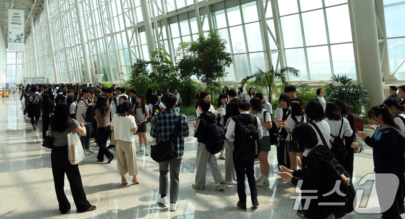 (고양=뉴스1) 김명섭 기자 = 28일 경기도 고양시 킨텍스에서 열린 2025 대한민국 고졸인재 채용엑스포에서 학생들이 취업정보를 얻기위해 행사장으로 이동하고 있다. 2025.5. …