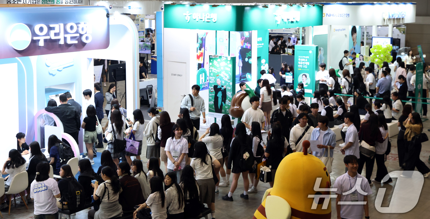 (고양=뉴스1) 김명섭 기자 = 28일 경기도 고양시 킨텍스에서 열린 2025 대한민국 고졸인재 채용엑스포에서 학생들이 취업정보를 얻기위해 부스를 둘러보고 있다. 2025.5.28 …