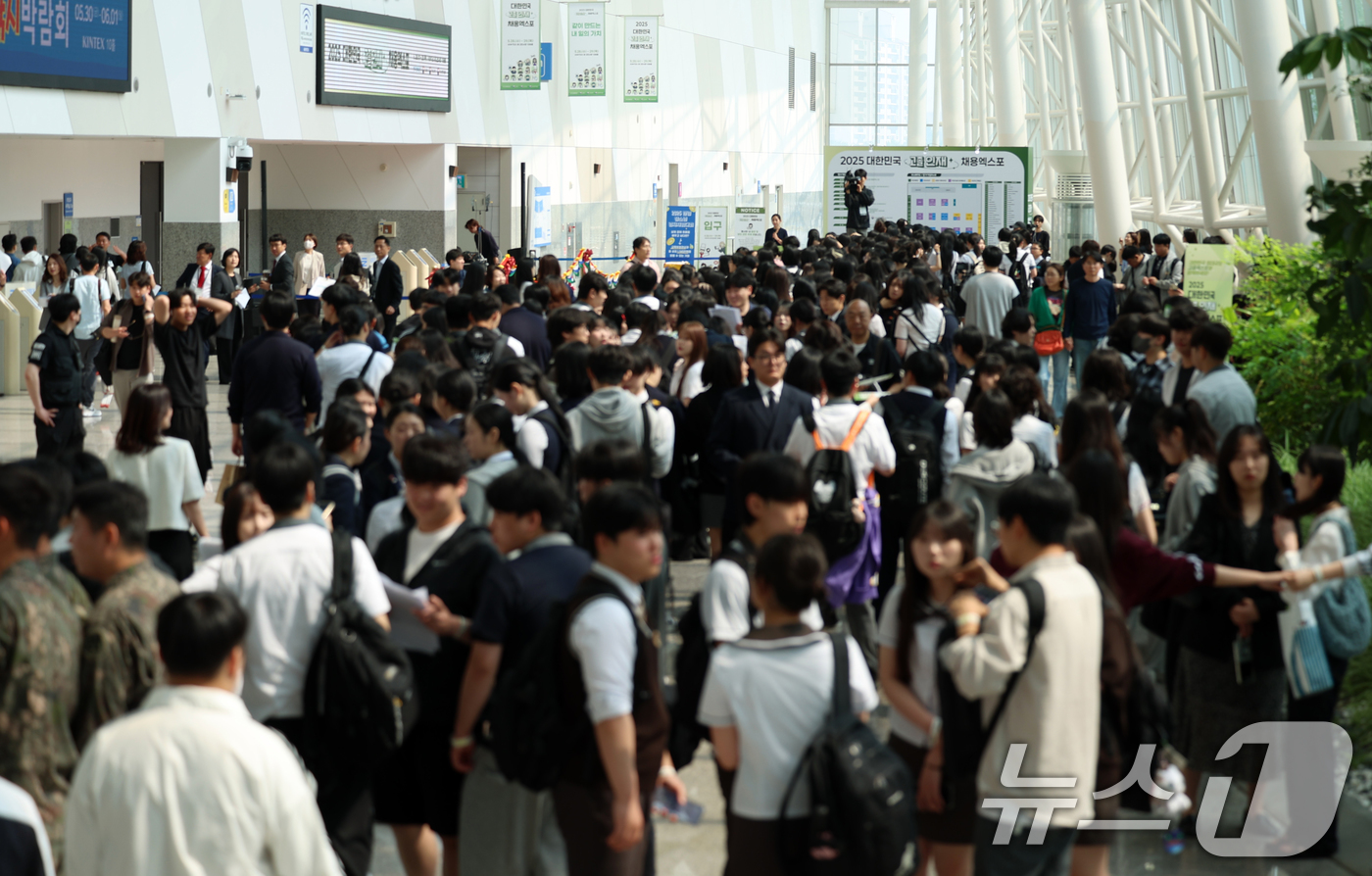 (고양=뉴스1) 김명섭 기자 = 28일 경기도 고양시 킨텍스에서 열린 2025 대한민국 고졸인재 채용엑스포에서 학생들이 취업정보를 얻기위해 행사장으로 이동하고 있다.  2025.5 …