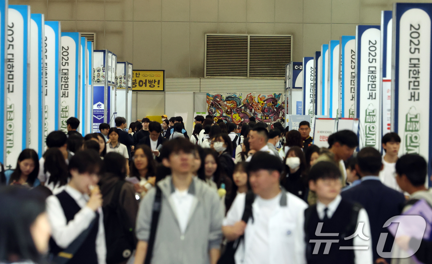 (고양=뉴스1) 김명섭 기자 = 28일 경기도 고양시 킨텍스에서 열린 2025 대한민국 고졸인재 채용엑스포에서 학생들이 취업정보를 얻기위해 부스를 둘러보고 있다.  2025.5.2 …