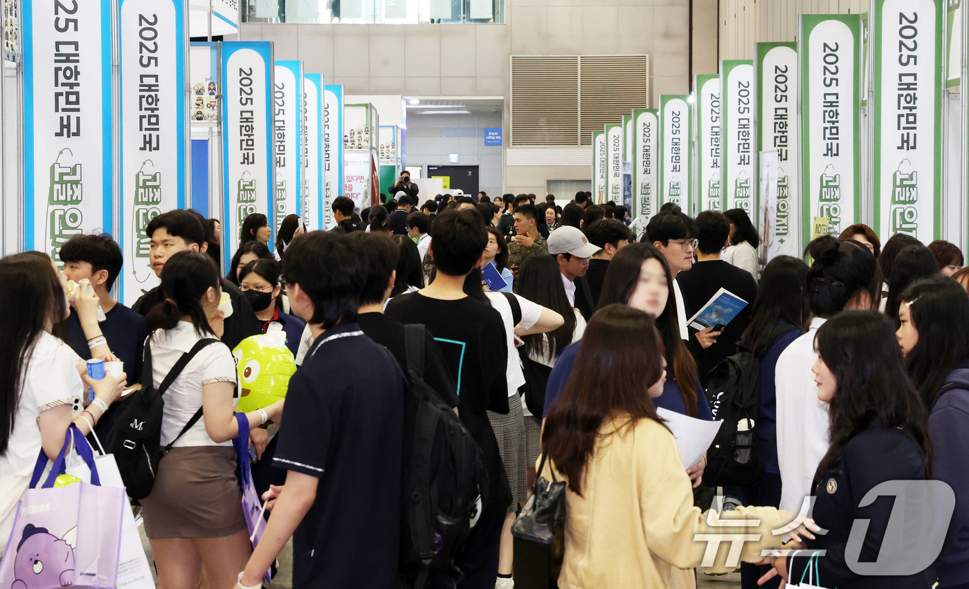 (고양=뉴스1) 김명섭 기자 = 28일 경기도 고양시 킨텍스에서 열린 2025 대한민국 고졸인재 채용엑스포에서 학생들이 취업정보를 얻기 위해 부스를 둘러보고 있다. 2025.5.2 …