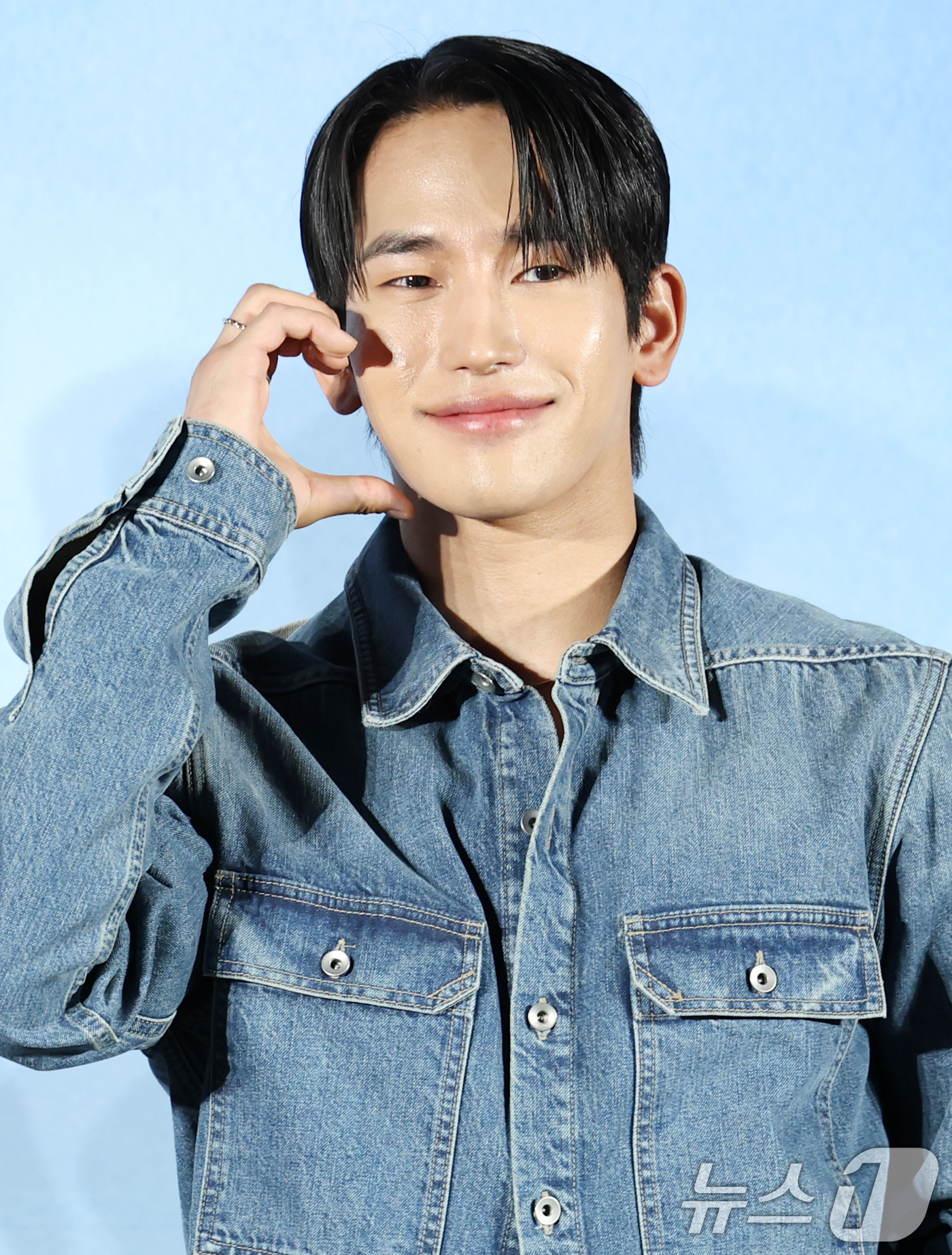 (서울=뉴스1) 권현진 기자 = 배우 육준서가 28일 서울 광진구 건대입구 롯데시네마에서 열린 새 드라마 'ONE : 하이스쿨 히어로즈' 제작발표회에 참석해 포즈를 취하고 있다.' …