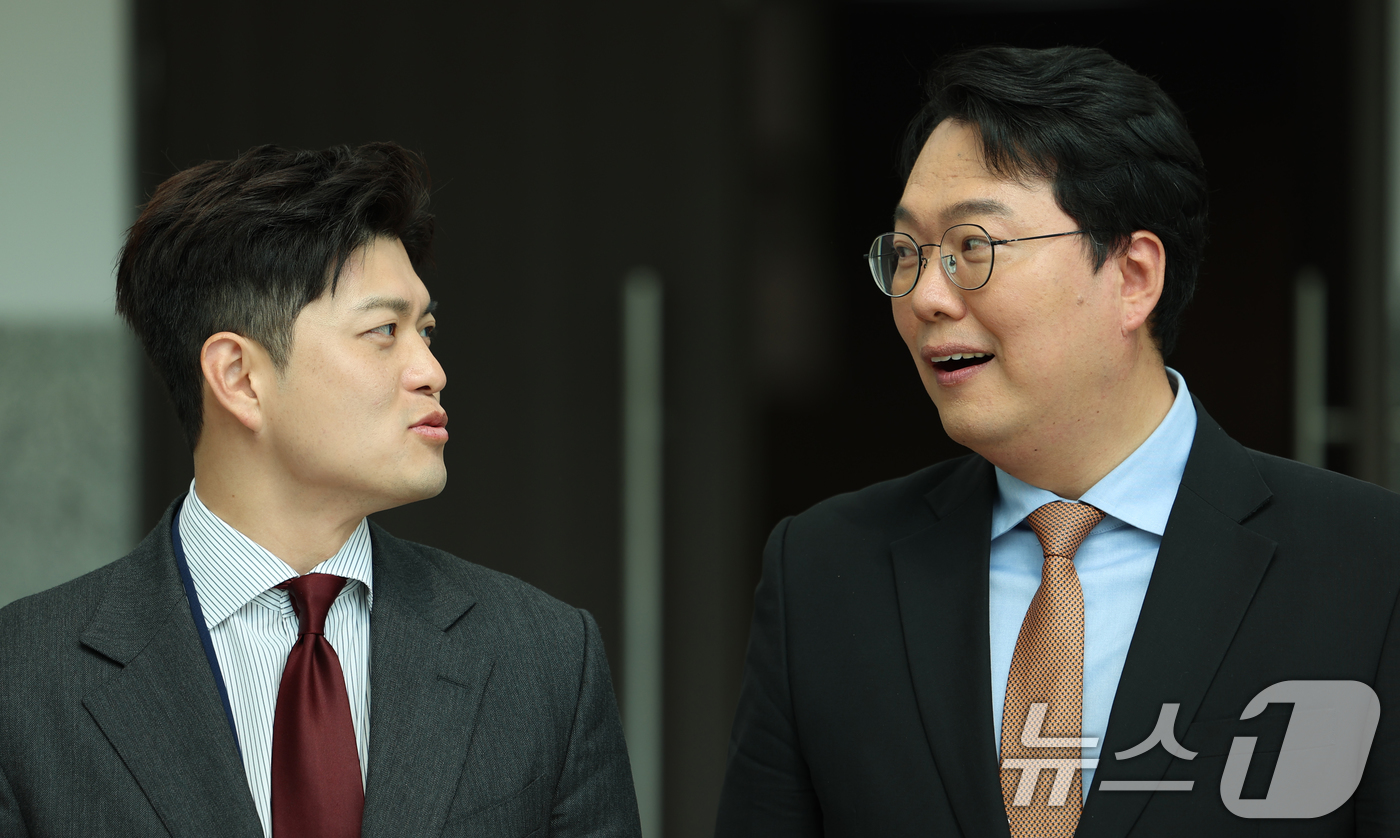 (고양=뉴스1) 김명섭 기자 = 김용태 국민의힘 비상대책위원장과 천하람 개혁신당 원내대표가 28일 경기도 고양시 킨텍스에서 열린 2025 대한민국 고졸인재 채용엑스포에서 대화를 하 …