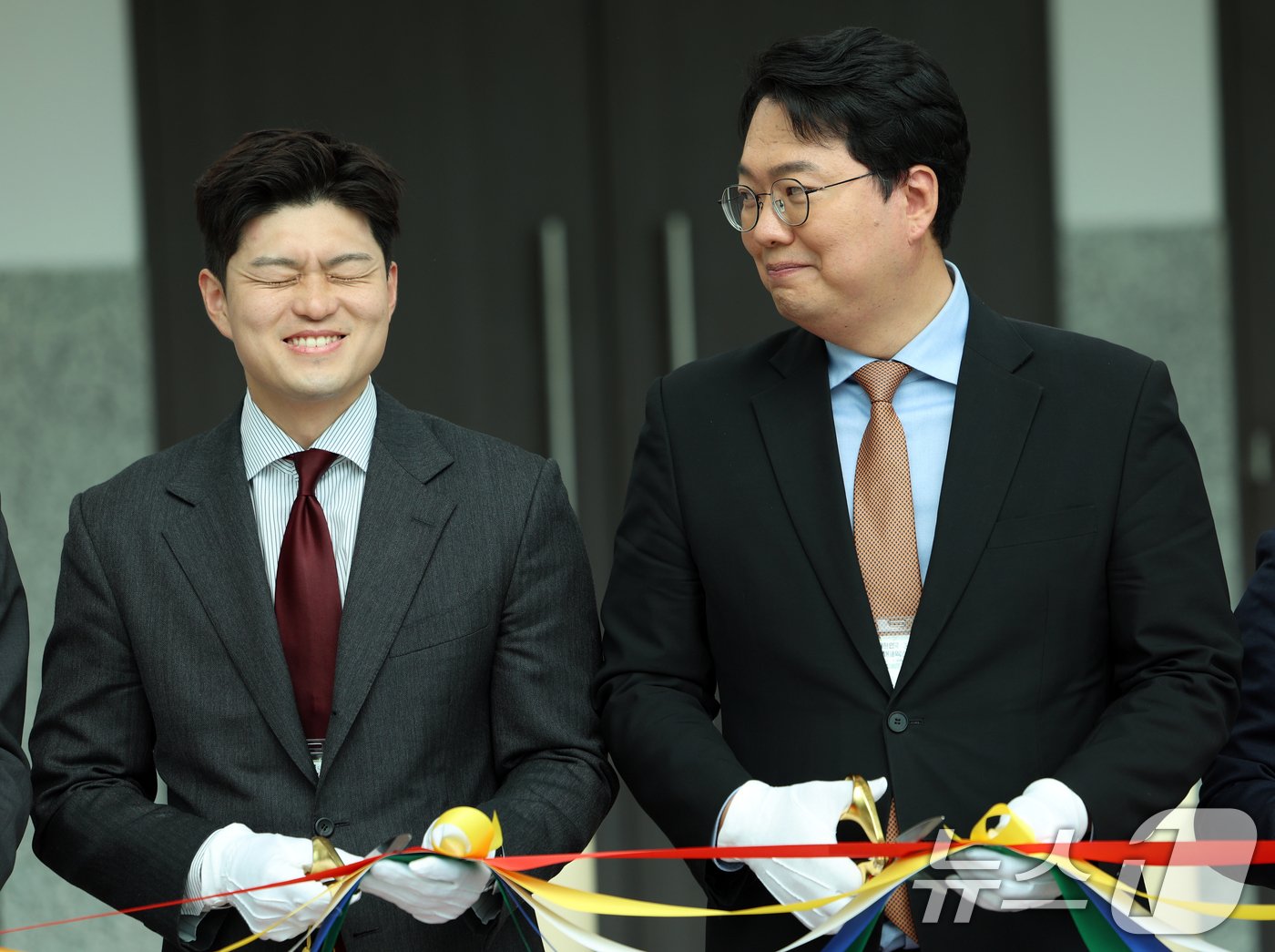 (고양=뉴스1) 김명섭 기자 = 김용태 국민의힘 비상대책위원장과 천하람 개혁신당 원내대표가 28일 경기도 고양시 킨텍스에서 열린 2025 대한민국 고졸인재 채용엑스포에서 개막 테이 …