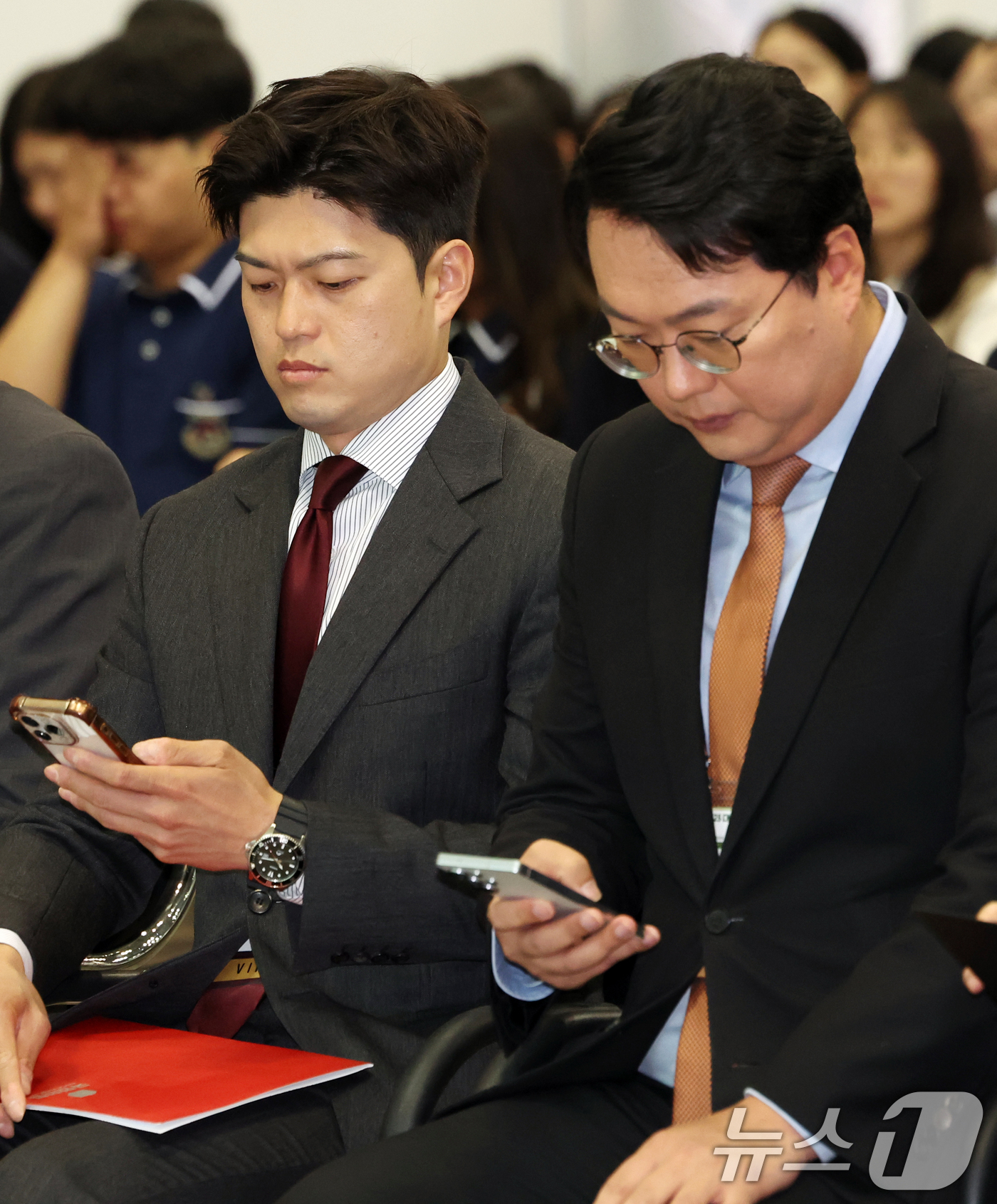 (고양=뉴스1) 김명섭 기자 = 김용태 국민의힘 비상대책위원장과 천하람 개혁신당 원내대표가 28일 경기도 고양시 킨텍스에서 열린 2025 대한민국 고졸인재 채용엑스포에서 휴대폰을 …