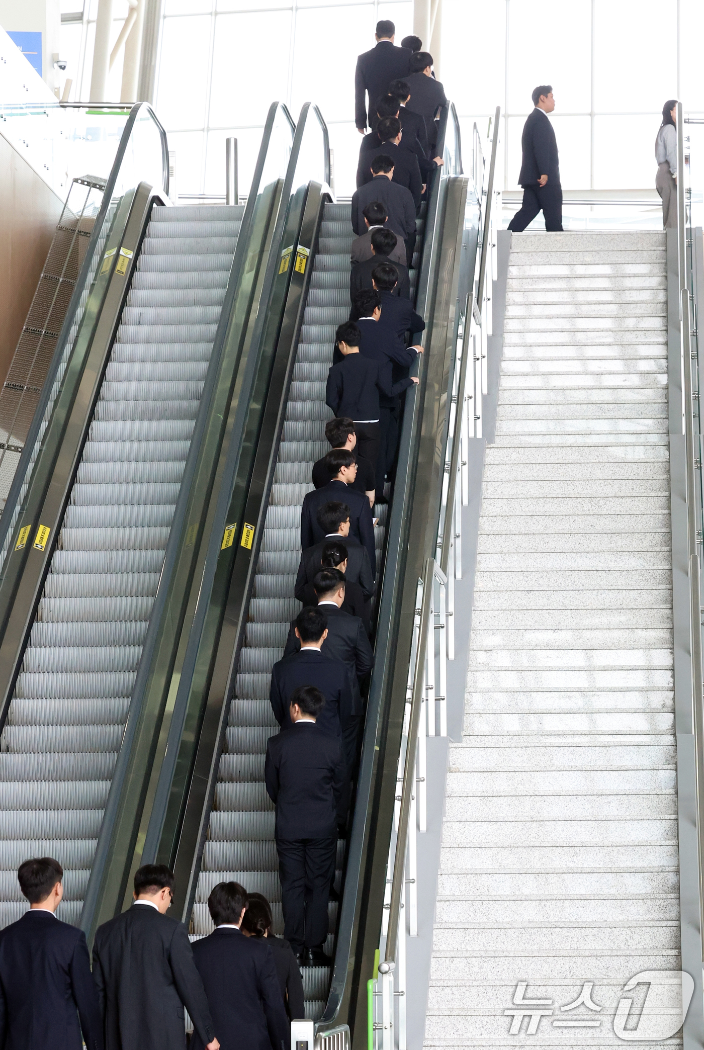 (고양=뉴스1) 김명섭 기자 = 28일 경기도 고양시 킨텍스에서 열린 한 공기업 채용 면접에서 지원자들이 줄지어 면접장으로 향하고 있다.  2025.5.28/뉴스1
