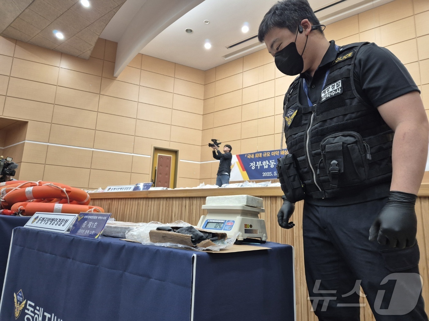 (동해=뉴스1) 윤왕근 기자 = 28일 강원도 동해시 동해지방해양경찰청에서 열린 정부합동 수사본부 마약수사 결과 발표 브리핑에서 지난 4월 강릉 옥계항에서 적발된 코카인 블럭 16 …