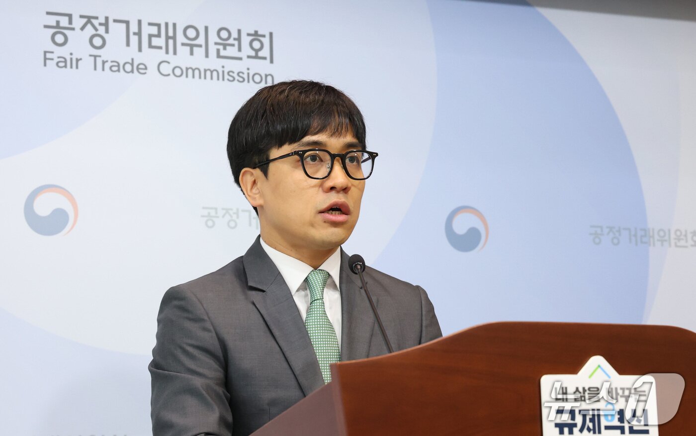 본문 이미지 - 박진석 공정거래위원회 가맹거래조사팀장이 28일 세종시 정부세종청사에서 카카오택시 배차플랫폼 이용료 부당 징수 제재 내용을 발표하고 있다. 2025.5.28/뉴스1