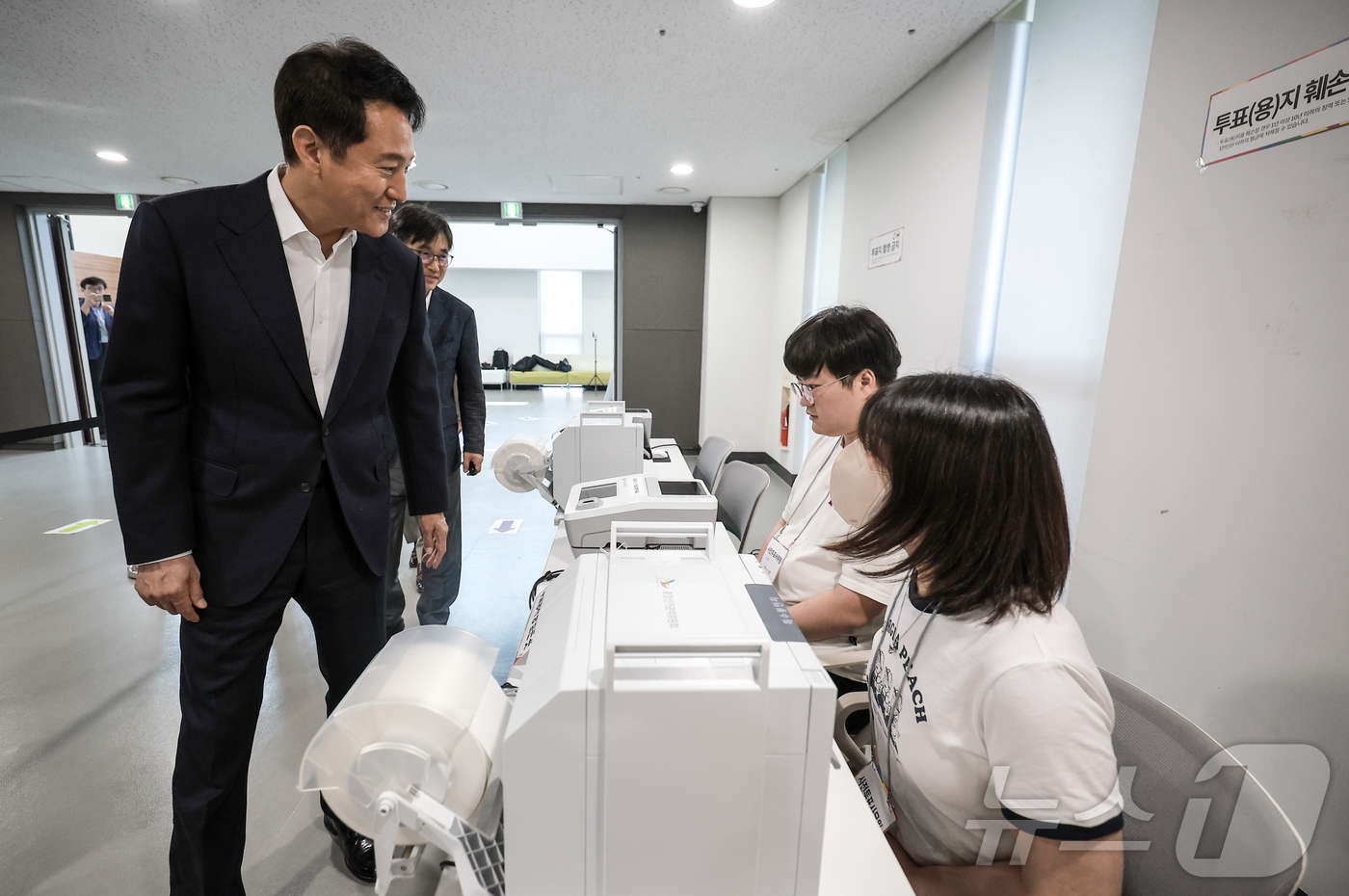 (서울=뉴스1) 허경 기자 = 제21대 대통령 선거 사전투표를 하루 앞둔 28일 서울 중구 신당누리센터에 설치된 사전투표소를 찾은 오세훈 서울시장이 사전투표 준비상황 점검을 하며 …