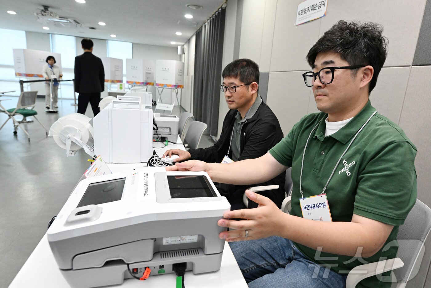 본문 이미지 - 제21대 대통령선거 사전투표를 하루 앞둔 28일 오전 서울 중구 신당동 신당누리센터에 마련된 사전투표소에서 관계자들이 신분 확인 장비를 점검하고 있다. (공동취재) 2025.5.28/뉴스1 ⓒ News1 허경 기자