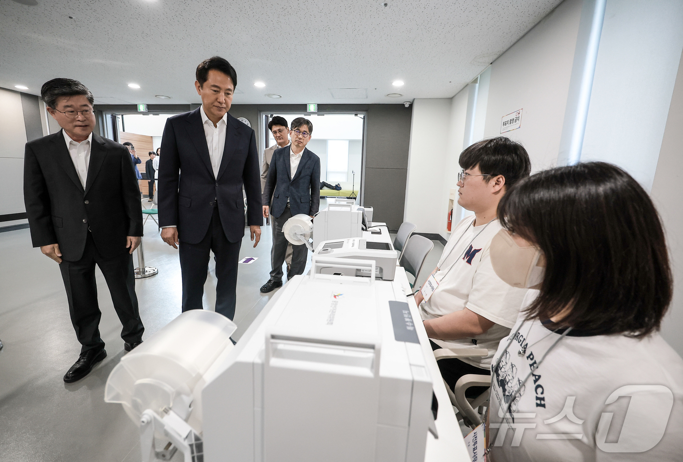 (서울=뉴스1) 허경 기자 = 제21대 대통령 선거 사전투표를 하루 앞둔 28일 서울 중구 신당누리센터에 설치된 사전투표소를 찾은 오세훈 서울시장과 김길성 중구청장이 사전투표 준비 …