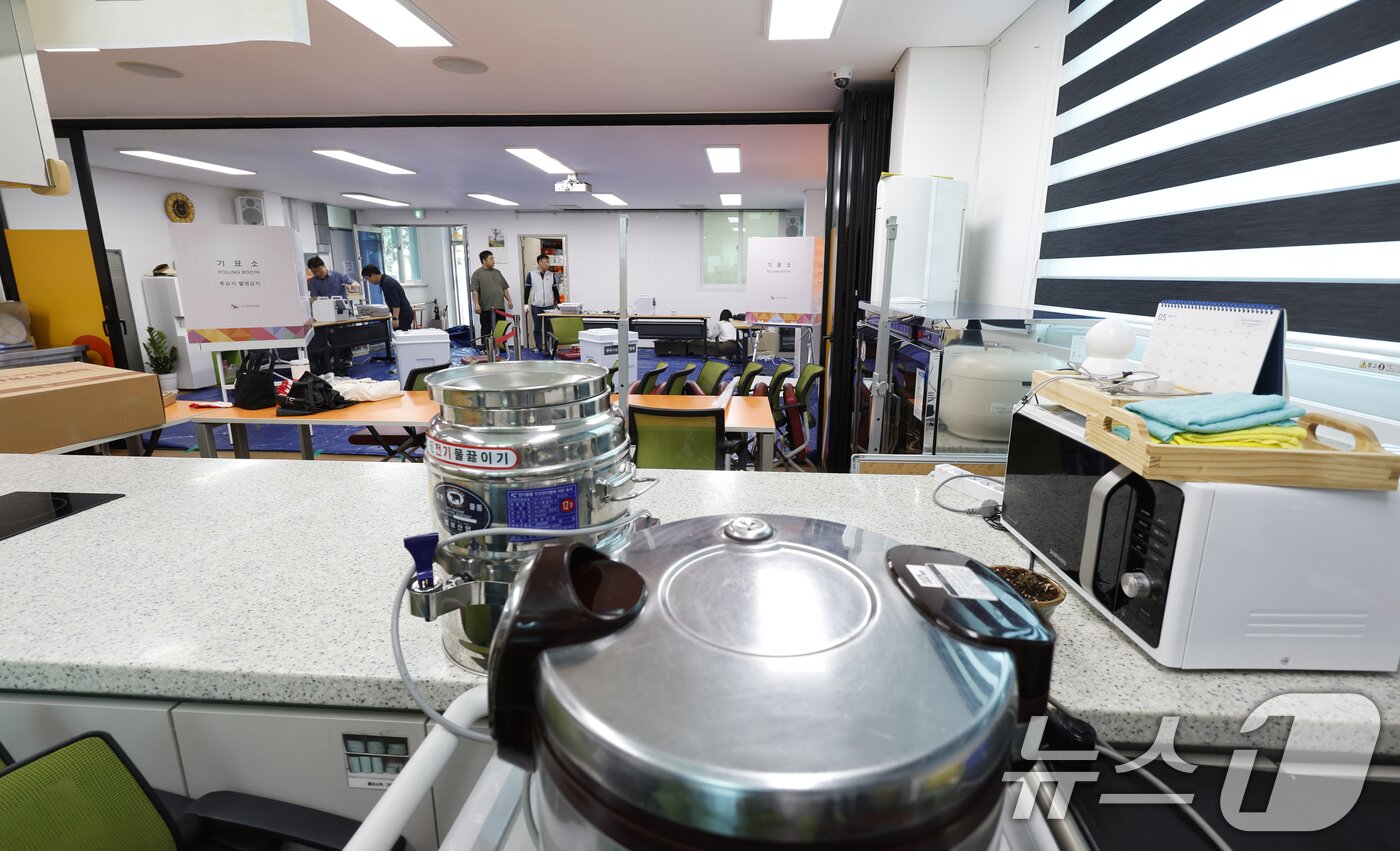 본문 이미지 - 제21대 대통령선거 사전투표를 하루 앞둔 28일 오전 광주시 동구 지산2동 마을사랑체에서 투표소를 설치하고 있다. 2025.5.28/뉴스1 ⓒ News1 김태성 기자