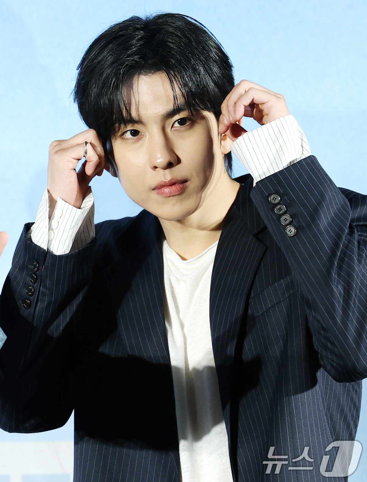 (서울=뉴스1) 권현진 기자 = 배우 임성균이 28일 서울 광진구 건대입구 롯데시네마에서 열린 새 드라마 'ONE : 하이스쿨 히어로즈' 제작발표회에 참석해 포즈를 취하고 있다.' …