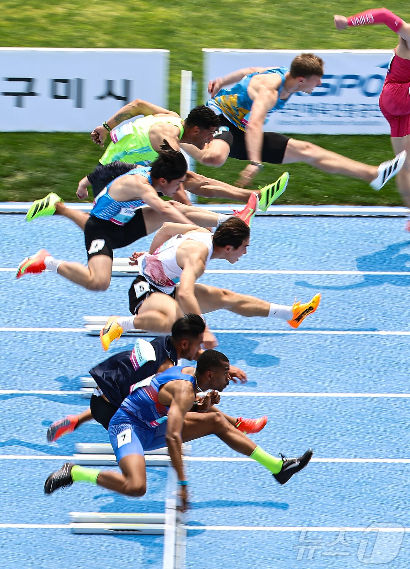 본문 이미지 - 28일 경북 구미시민운동장에서 열린 &#39;2025 구미아시아육상경기선수권대회&#39; 남자 110mH 예선에서 선수들이 역주하고 있다. 2025.5.28/뉴스1 ⓒ News1 김도우 기자