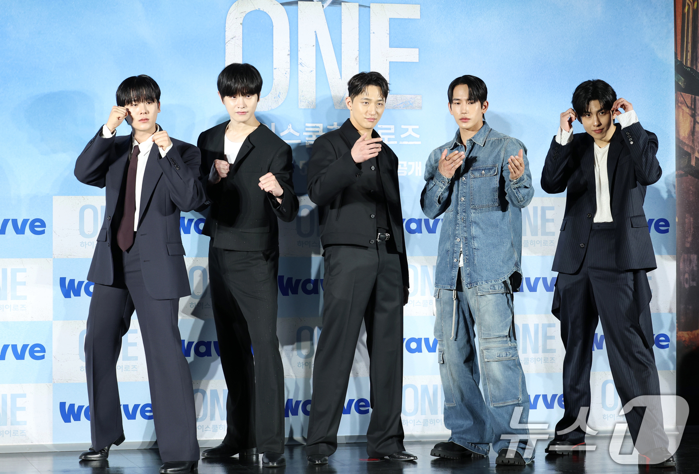 (서울=뉴스1) 권현진 기자 = 배우 이정하(왼쪽부터)와 김도완, 유희제, 육준서, 임성균이 28일 서울 광진구 건대입구 롯데시네마에서 열린 새 드라마 'ONE : 하이스쿨 히어로 …