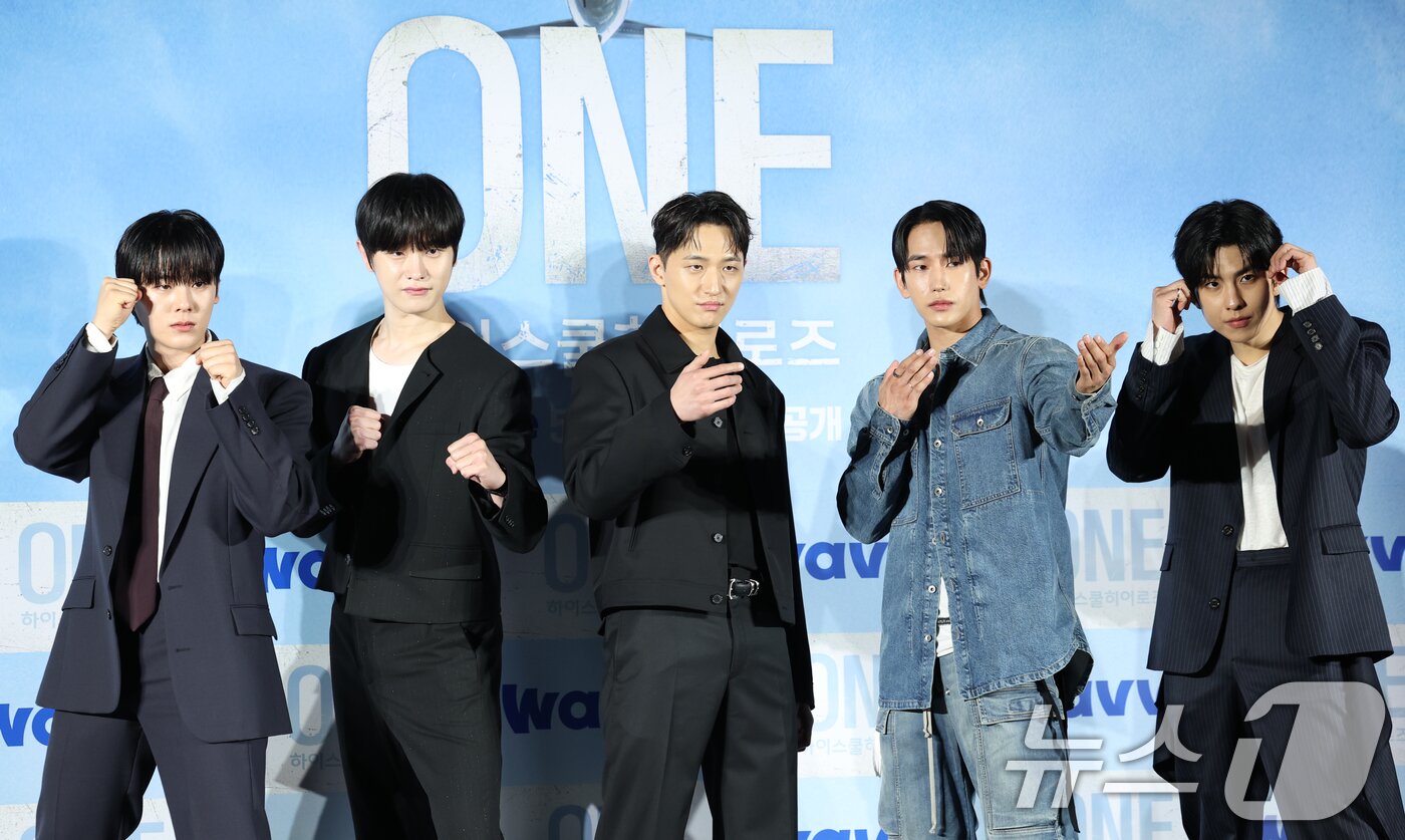 본문 이미지 - 배우 이정하(왼쪽부터)와 김도완, 유희제, 육준서, 임성균이 28일 서울 광진구 건대입구 롯데시네마에서 열린 새 드라마 'ONE : 하이스쿨 히어로즈' 제작발표회에 참석해 포즈를 취하고 있다. 'ONE : 하이스쿨 히어로즈'는 아버지의 억압에 시달리던 전교 1등 의겸(이정하 분)과 그의 천부적인 싸움 재능을 이용하려는 윤기(김도완 분)가 복면을 쓴 '하이스쿨 히어로즈'를 결성해 억눌린 분노를 폭발시켜 학교 폭력 서열을 뒤엎는 하이스쿨 액션 드라마다. 2025.5.28/뉴스1 ⓒ News1 권현진 기자