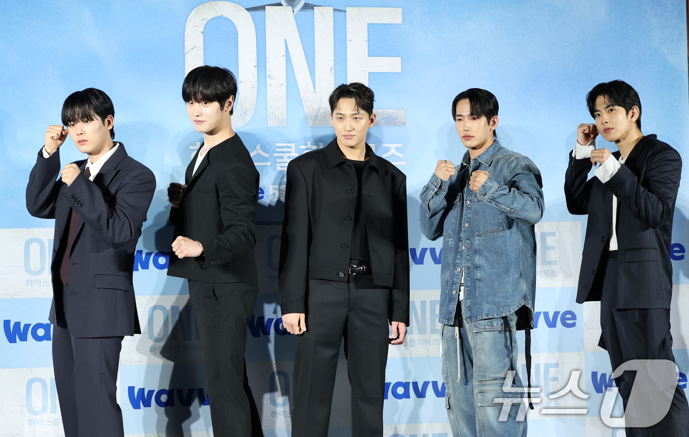 (서울=뉴스1) 권현진 기자 = 배우 이정하(왼쪽부터)와 김도완, 유희제, 육준서, 임성균이 28일 서울 광진구 건대입구 롯데시네마에서 열린 새 드라마 'ONE : 하이스쿨 히어로 …