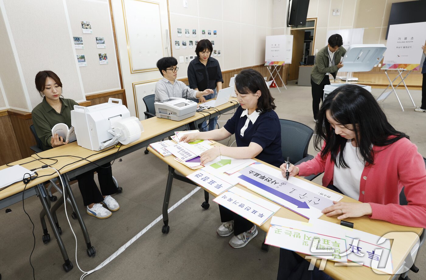 본문 이미지 - 제21대 대통령선거 사전투표를 하루 앞둔 28일 오전 광주시 동구 산수동 푸른마을공동체센터에서 투표소 설치 작업을 하고 있다. 2025.5.28/뉴스1 ⓒ News1 김태성 기자