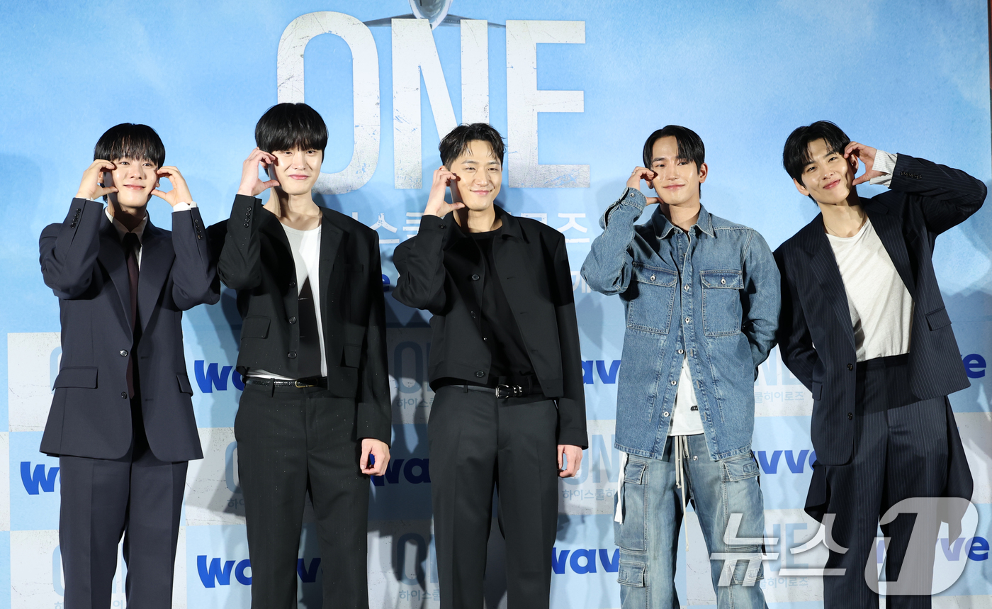 (서울=뉴스1) 권현진 기자 = 배우 이정하(왼쪽부터)와 김도완, 유희제, 육준서, 임성균이 28일 서울 광진구 건대입구 롯데시네마에서 열린 새 드라마 'ONE : 하이스쿨 히어로 …