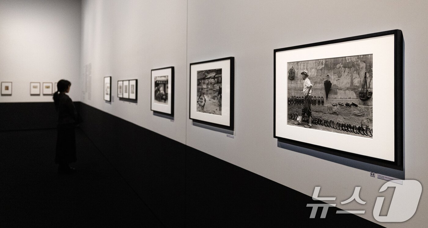 본문 이미지 - 28일 서울 도봉구 서울 시립 사진미술관에 작품들이 전시돼 있다. 국내 첫 사진 매체 특화 공공미술관인 서울 시립 사진미술관은 29일 공식 개관하며, 개관 특별전으로는 오는 10월 12일까지 '광채 光彩: 시작의 순간들'과 '스토리지 스토리'를 선보인다. 8월까지 매주 주말과 공휴일마다 소장품과 건립 과정을 주제로 한 전문가 연계 프로그램도 운영한다. 2025.5.28/뉴스1 ⓒ News1 이승배 기자
