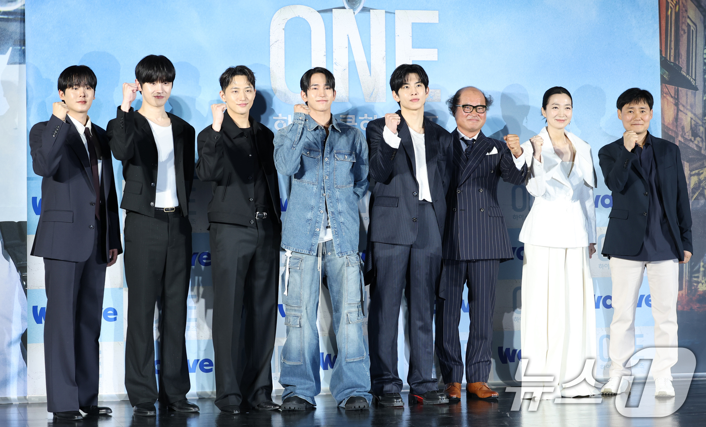 (서울=뉴스1) 권현진 기자 = 배우 이정하(왼쪽부터)와 김도완, 유희제, 육준서, 임성균, 김상호, 김주령, 이성태 감독이 28일 서울 광진구 건대입구 롯데시네마에서 열린 새 드 …