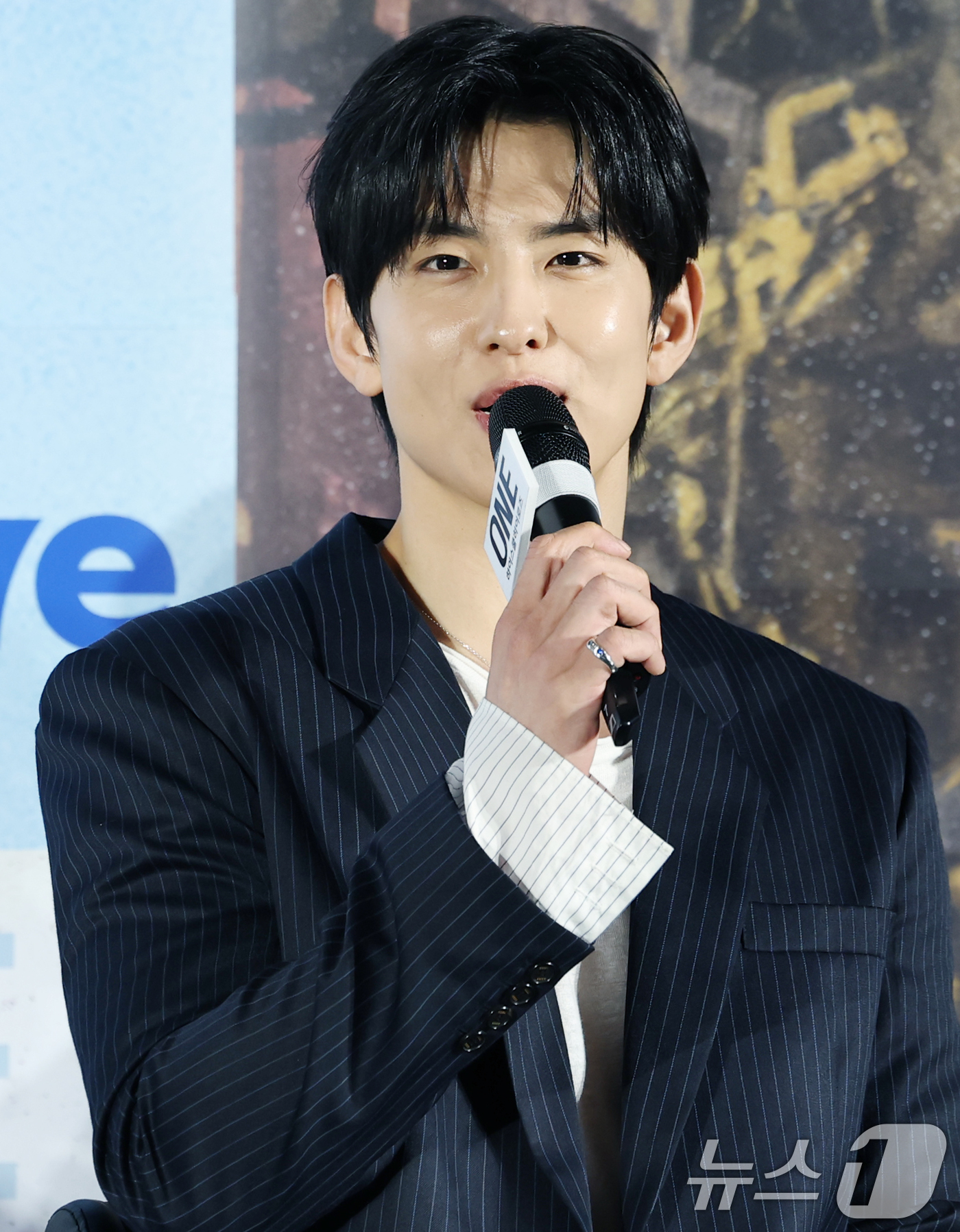 (서울=뉴스1) 권현진 기자 = 배우 임성균이 28일 서울 광진구 건대입구 롯데시네마에서 열린 새 드라마 'ONE : 하이스쿨 히어로즈' 제작발표회에 참석해 인사말을 하고 있다.' …