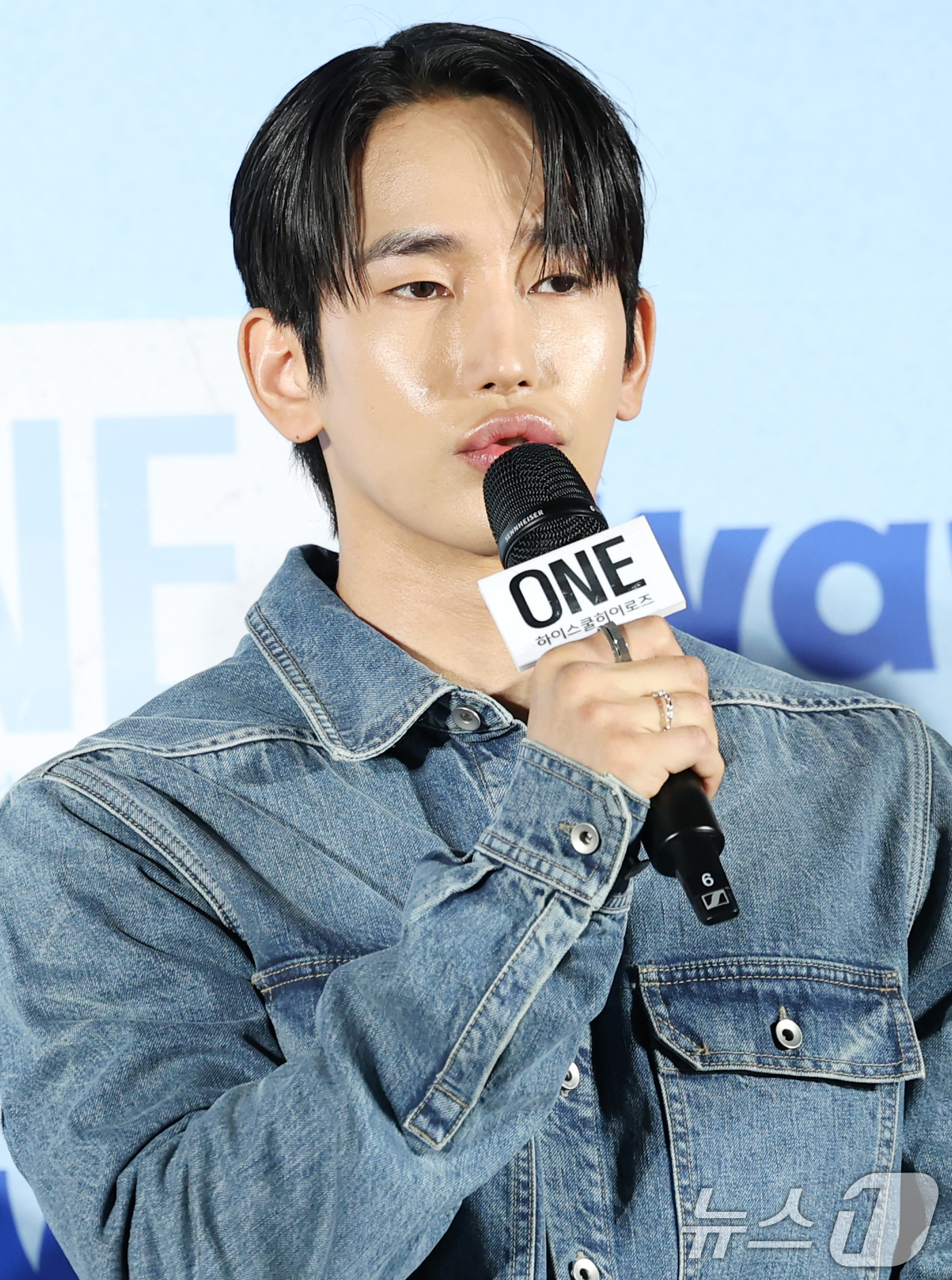 (서울=뉴스1) 권현진 기자 = 배우 육준서가 28일 서울 광진구 건대입구 롯데시네마에서 열린 새 드라마 'ONE : 하이스쿨 히어로즈' 제작발표회에 참석해 인사말을 하고 있다.' …