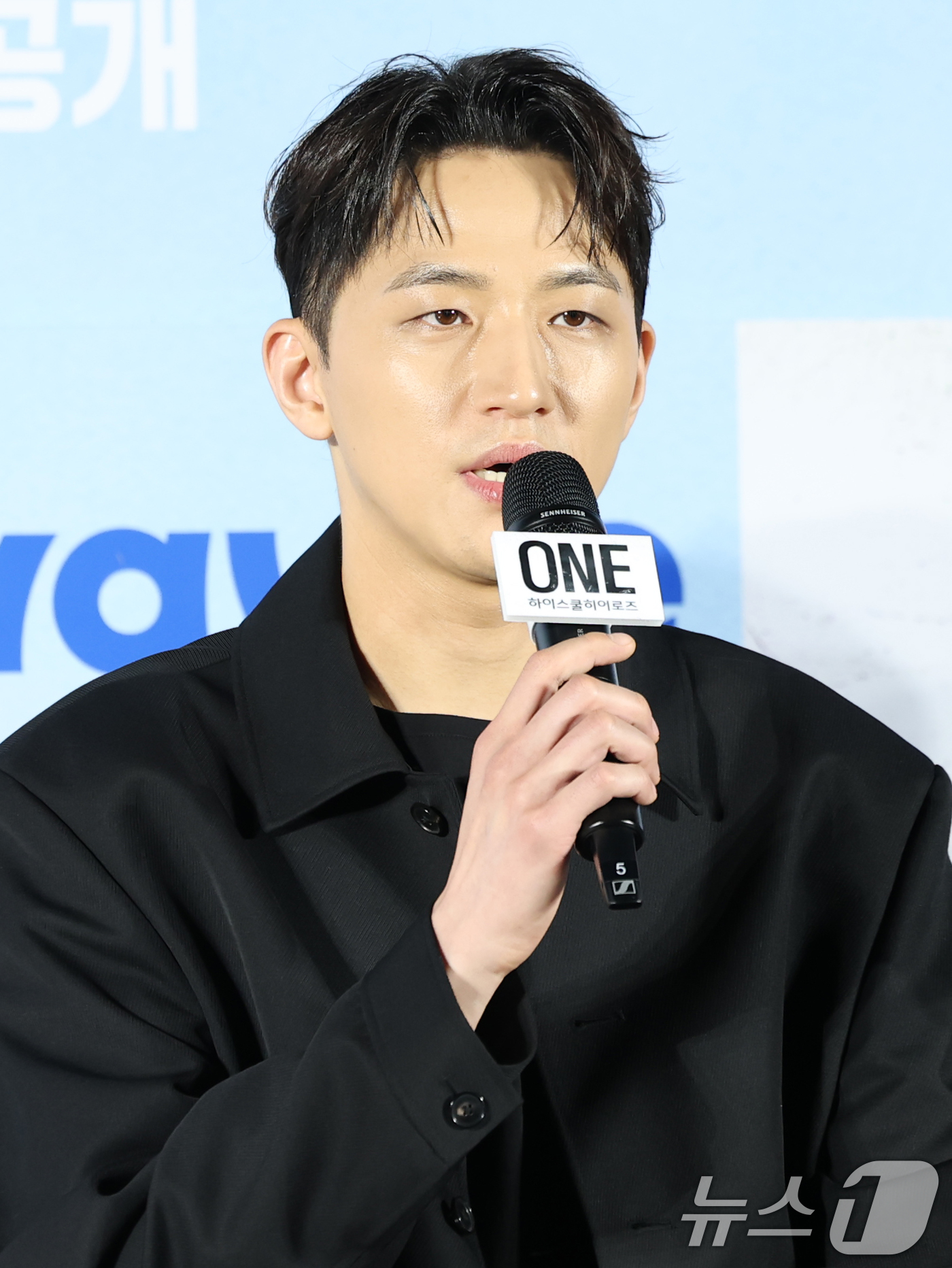 (서울=뉴스1) 권현진 기자 = 배우 유희제가 28일 서울 광진구 건대입구 롯데시네마에서 열린 새 드라마 'ONE : 하이스쿨 히어로즈' 제작발표회에 참석해 인사말을 하고 있다.' …