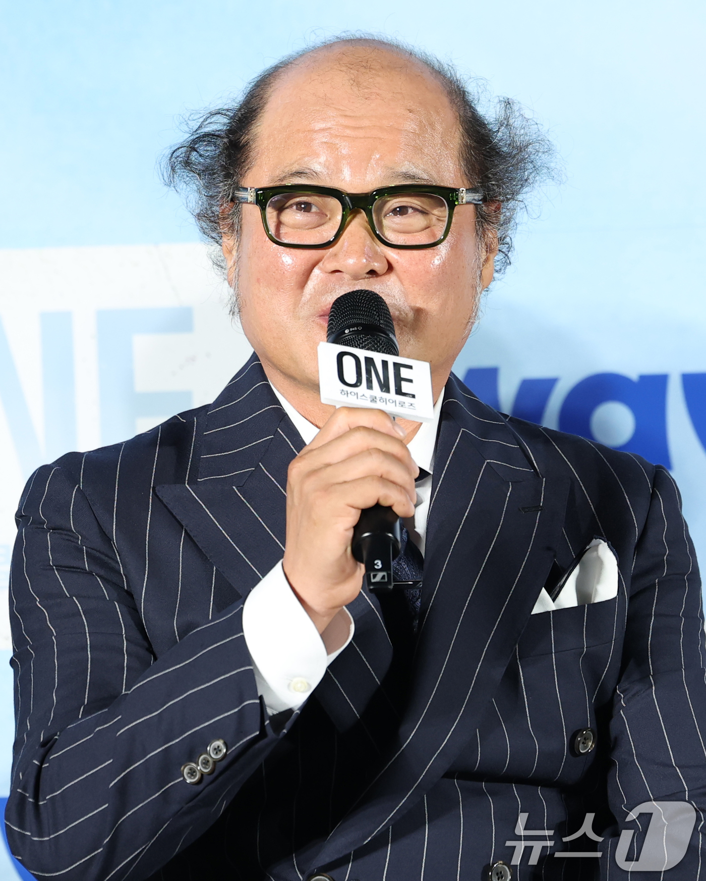 (서울=뉴스1) 권현진 기자 = 배우 김상호가 28일 서울 광진구 건대입구 롯데시네마에서 열린 새 드라마 'ONE : 하이스쿨 히어로즈' 제작발표회에 참석해 인사말을 하고 있다.' …