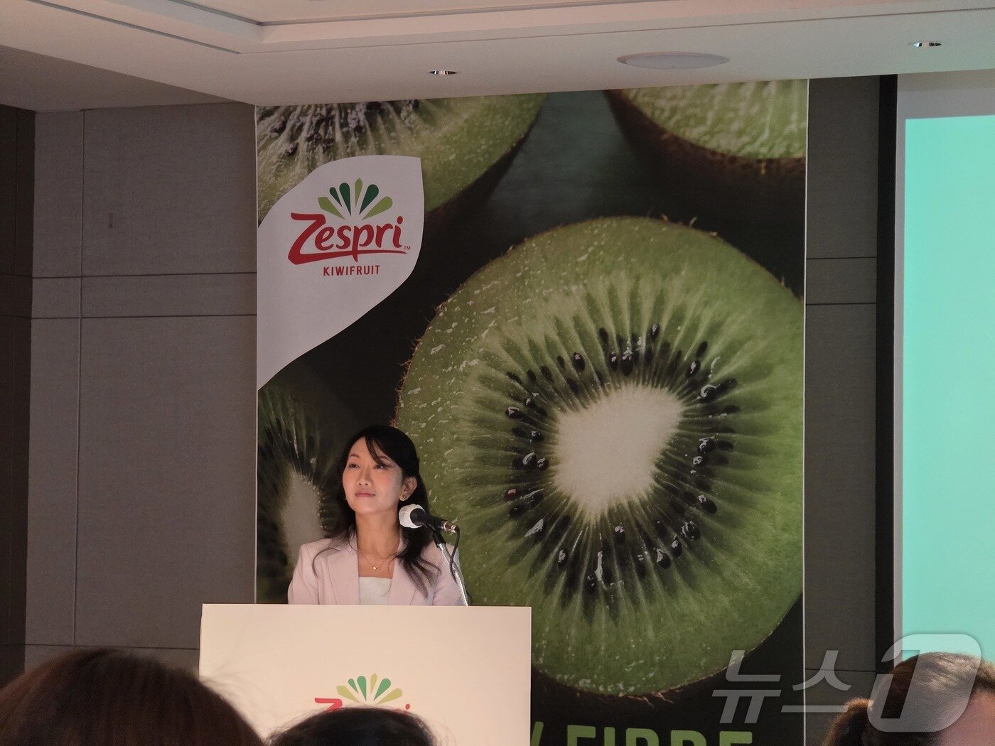 본문 이미지 - 제스프리(Zespri)가 '세계 영양의 날'(World Nutrition Day)을 맞아 '영양소 밀도 중심의 건강한 식단 연구 결과 발표' 기자 간담회를 서울 송파구 소피텔 앰버서더 서울에서 28일 개최했다. 콕휘 응 제스프리 인터내셔널 마케팅 제너럴 매니저가 발표를 하고 있다. ⓒ News1 이형진 기자